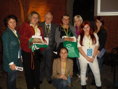 Grupa z Moniek razem z bibliotekarkami z Opoczna, zwyciÄĹźczyniami konkursu wiedzy o ziemniaku